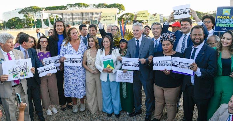 membros da CMPI do 8 de janeiro na Praça dos Três Poderes