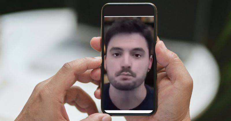 Felipe Neto em video no celular