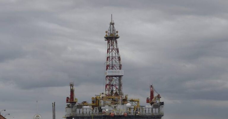 Plataforma de Petróleo com céu nublado