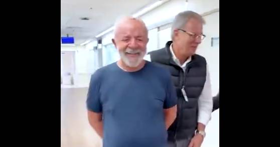 Lula caminhando no hospital Ricardo Stuckert