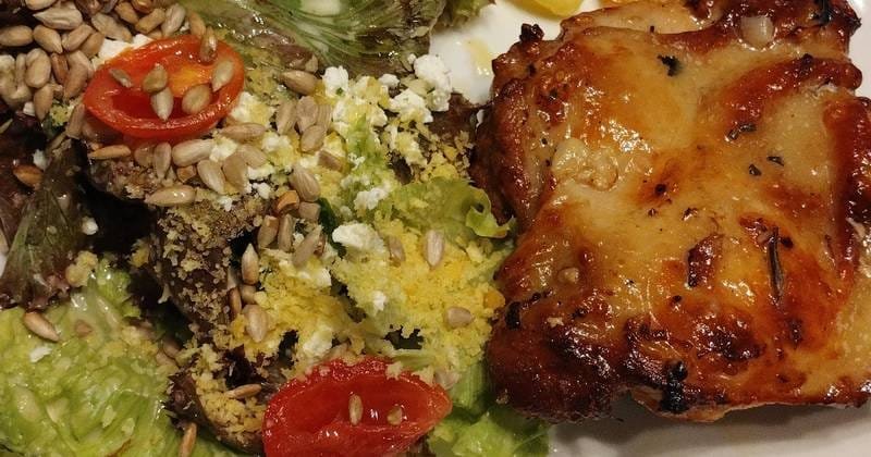 prato de ave com salada