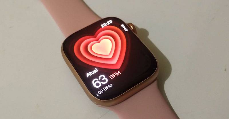 smartwatch verificando batimentos cardíacos