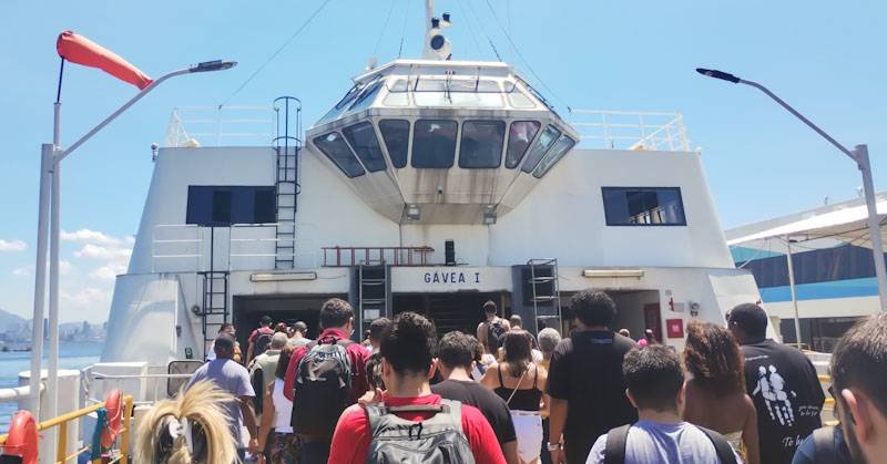 passageiros embarcando na barca