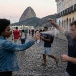 mulher usando spray de defesa pessoal aerossol