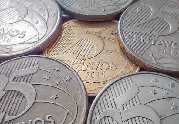 moedas de 25 centavos dinheiro Reais