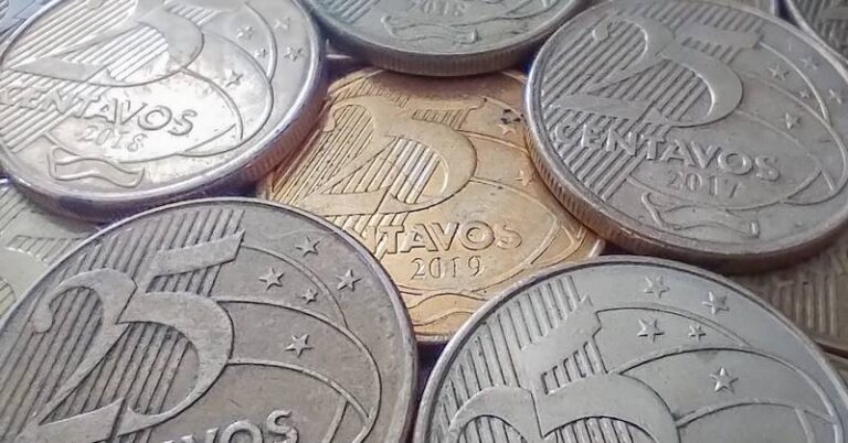 moedas de 25 centavos dinheiro Reais