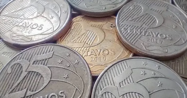moedas de 25 centavos dinheiro Reais