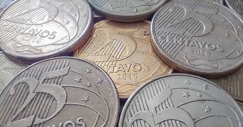moedas de 25 centavos dinheiro Reais