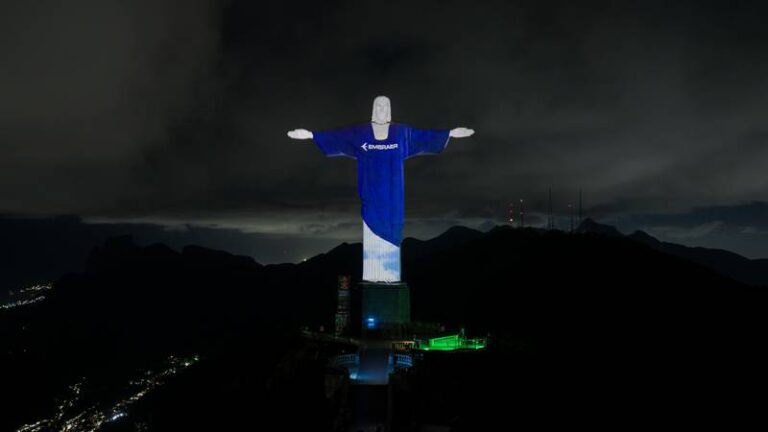 Projeção da Embraer no Cristo Redentor