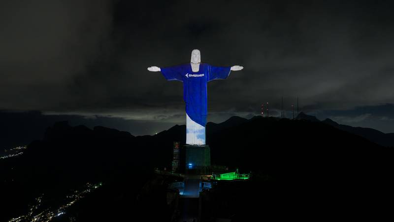 Projeção da Embraer no Cristo Redentor