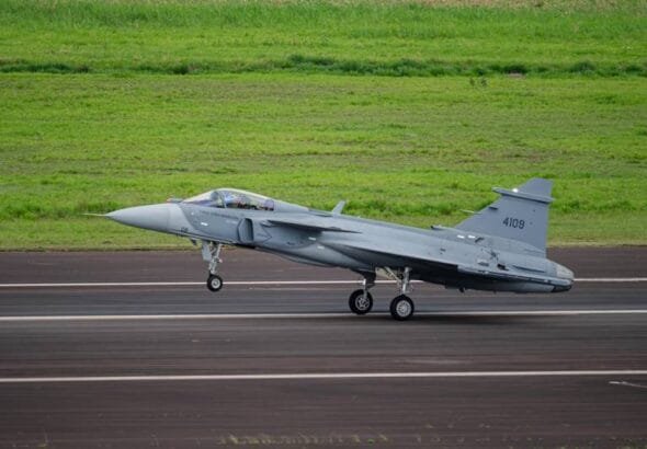 Primeiro Gripen E produzido no Brasil pela Embraer realiza voo inaugural