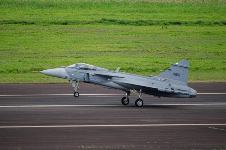 Primeiro Gripen E produzido no Brasil pela Embraer realiza voo inaugural