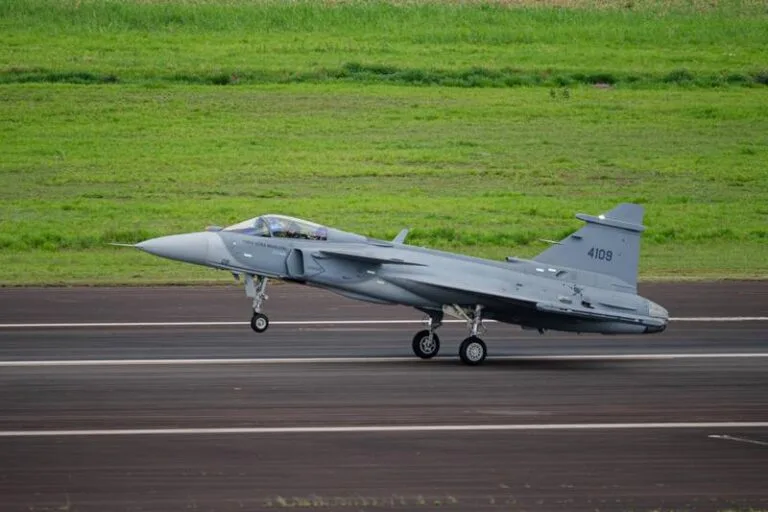 Primeiro Gripen E produzido no Brasil pela Embraer realiza voo inaugural